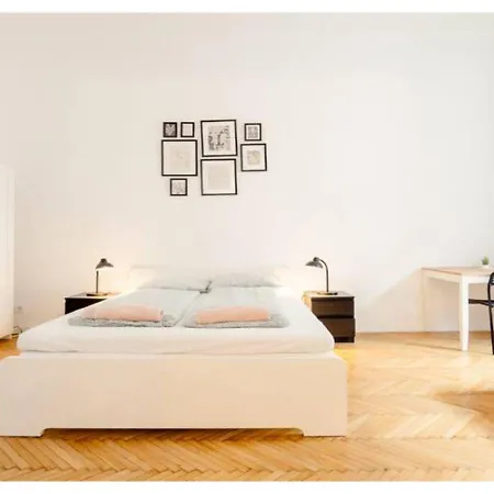 Downtown With Balcony Apartman